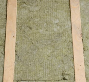 Isolasjonen skal fylle rommet helt Isolasjonen skal fylle rommet helt